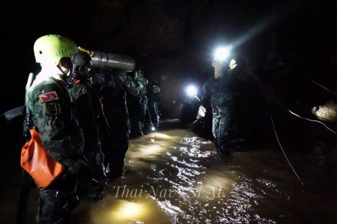 Спасатели в Таиланде планируют одновременно поднять из пещеры 4 детей и тренера