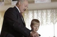 Лукашенко ввел 8-летнего внебрачного сына в узкий круг влиятельных политиков