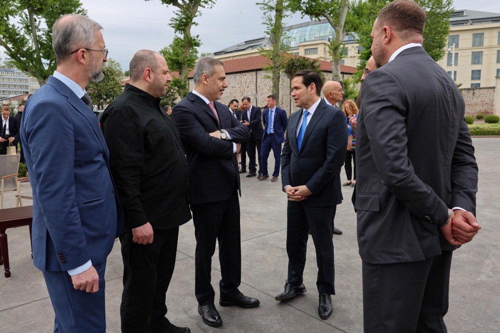 Справа наліво: керівник ОПУ Андрій Єрмак, державний секретар США Марко Рубіо, міністр закордонних справ Туреччини
Хакан Фідан, міністр оборони України Рустем Умєров і посол України в Туреччині Наріман Джелял перед початком перемовин