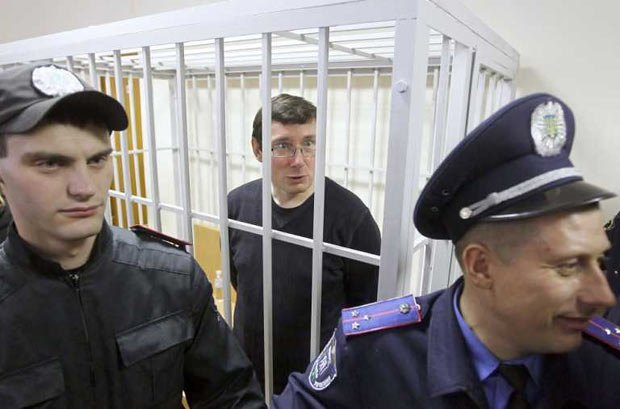 Даже в крохотной клетке Юрий Луценко продолжает отстаивать свои права
