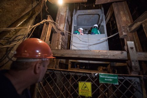 Двоє шахтарів на Луганщині потрапили під обвал, один з них загинув (оновлено)