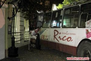 В Житомире троллейбус с пассажирами врезался в пятиэтажку (фото)
