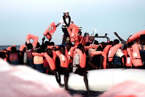 У Середземному морі за добу врятували понад 1000 біженців, серед них діти і вагітні жінки