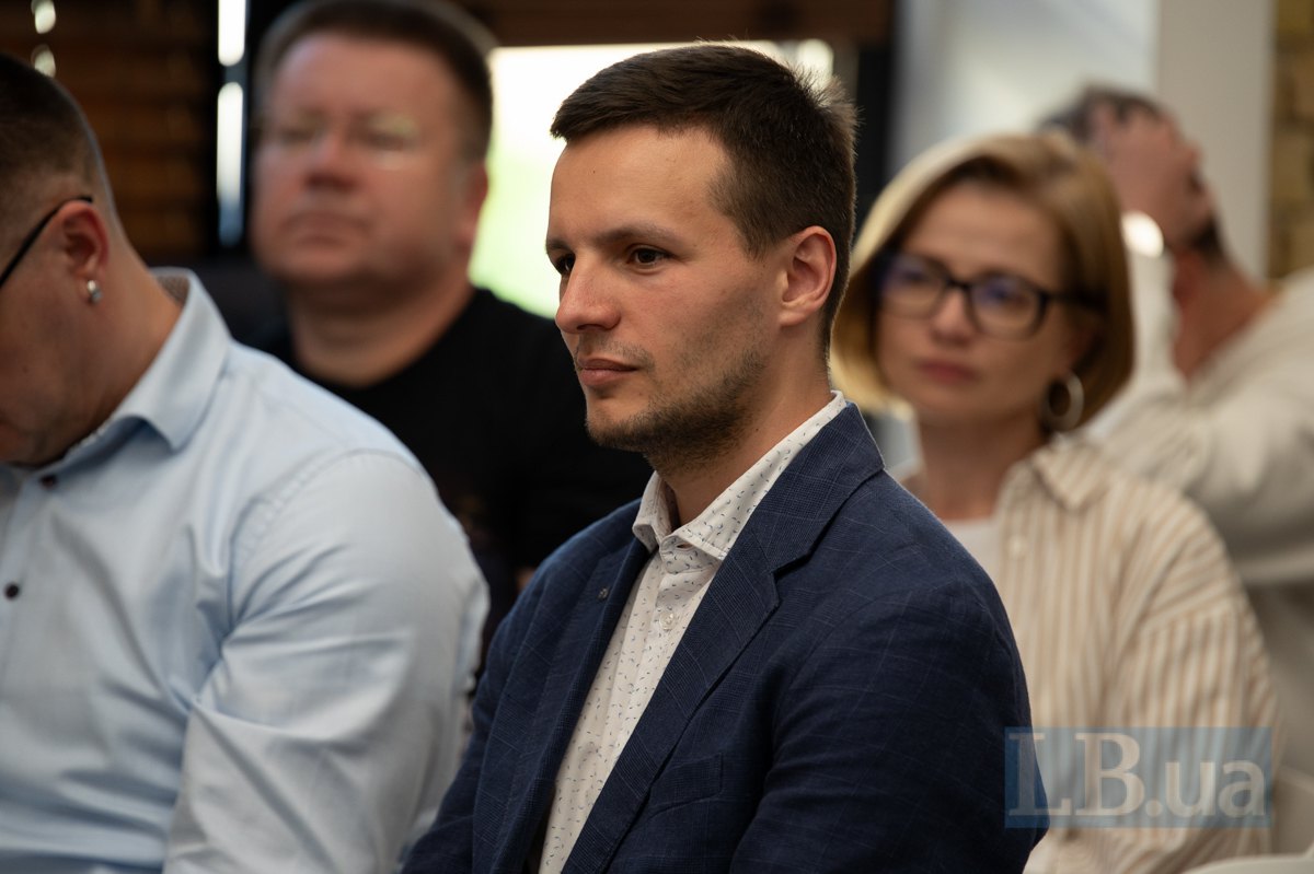 Антон Суслов (праворуч), співдиректор програми з російських студій, старший викладач кафедри Національний університет «Києво-Могилянська академія»