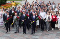 Руководители страны возложили цветы к памятникам Шевченко и Грушевскому