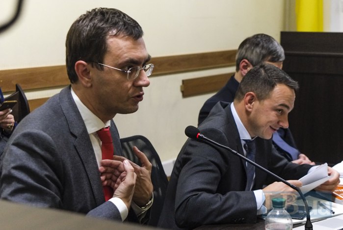 Зліва -направо: Володимир Омелян та його адвокати Тарас Пошиванюк і Олександр Лисак 