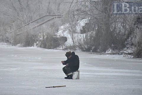 50 рыбаков спасатели сняли с дрейфующей льдины в Полтавской области 