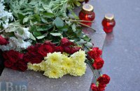 Киевляне и первые лица государства возложили цветы к посольству Франции 