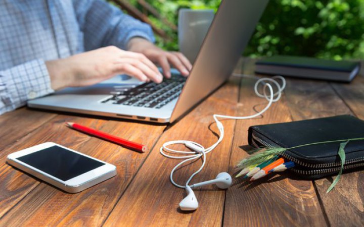 Батькам дітей з інвалідністю пропонують 300 вакансій для віддаленої роботи