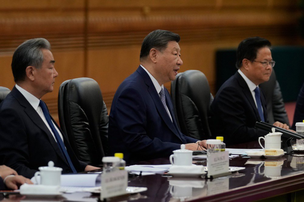 Лідер Китаю Сі Цзіньпін (в центрі) та міністр закордонних справ Ван І на саміті ЄС-Китай