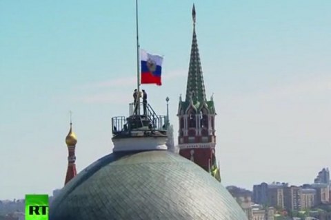 Під час інавгурації Путіна прапор над Кремлем заклинило на флагштоці