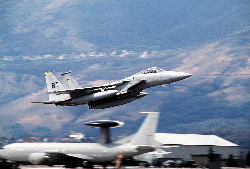 Зліт F-15C 53-ї винищувальної ескадрильї ВПС США під час операції Deny Flight для патрулювання безполітної зони над Боснією та Герцеговиною, запровадженою ООН .