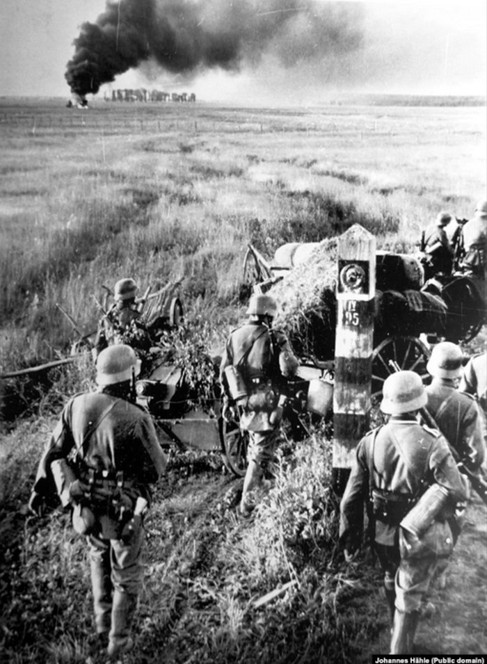 Німецькі солдати несуть гармату повз радянський прикордонний знак – одна з перших світлин нападу на Радянський Союз, 22 червня 1941 р.