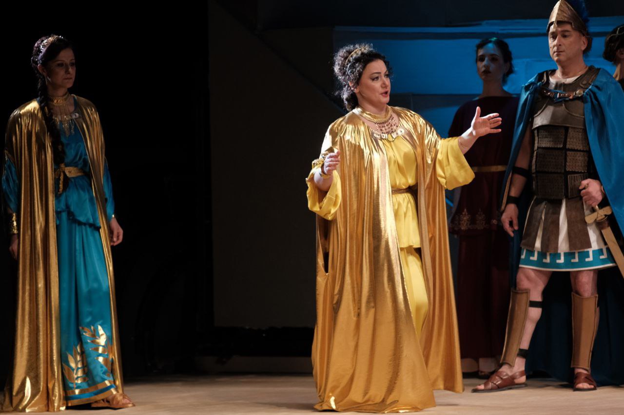 Заслужена артистка України Ольга Фомічева в ролі Антігони. 