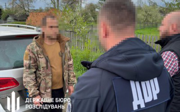 На Буковині затримали правоохоронця, який переправляв нелегалів