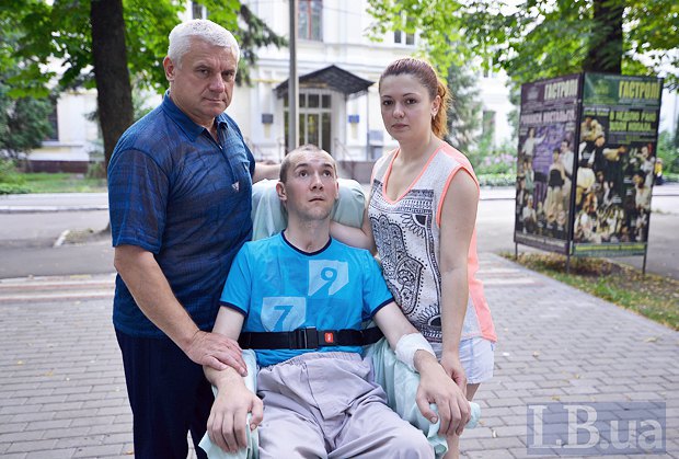 Рядом с Александром его отец Петр Станиславович и сестра Светлана