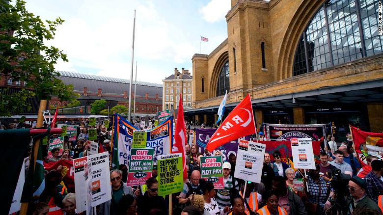 Близько 40 000 зв’язківців і працівників технічного обслуговування вийшли в червні на один з наймасштабніших страйків залізничників у Британії за 30 років.