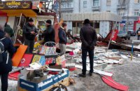 В Киеве снесли МАФы возле метро "Политехнический институт"
