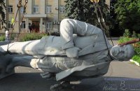 В Геническе демонтировали памятник Ленину