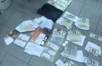 Пойманный на взятке замначдепартамента УЗ хранил $220 тыс. в банковской ячейке
