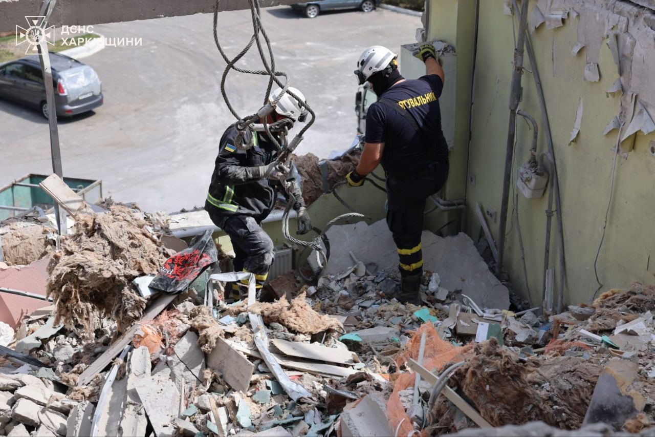 рятувальники на місці обстрілу в Харкові