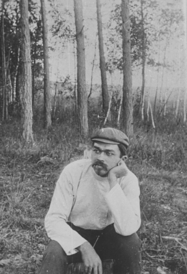 Микола Холодний на фоні природи Уралу 1907 р