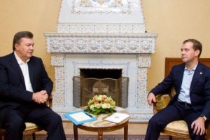 Медведев встретил Януковича на крыльце