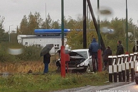 Во Львовской области пьяный водитель "Мерседеса" столкнулся с тепловозом на переезде