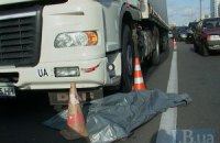 ДТП в Киеве: грузовик задавил мужчину на светофоре