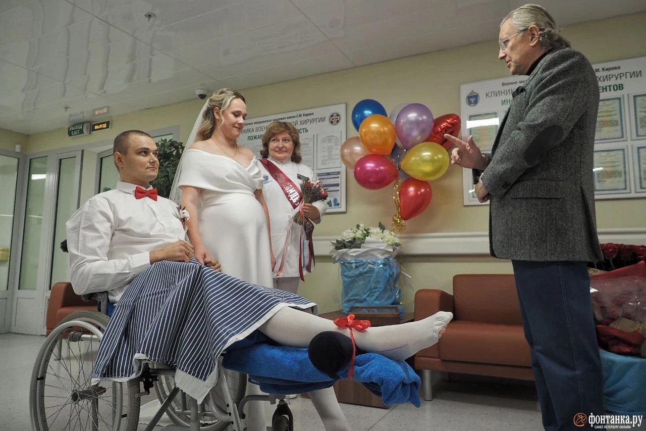Ілля Трабер відвідує в госпіталі пораненого російського військового