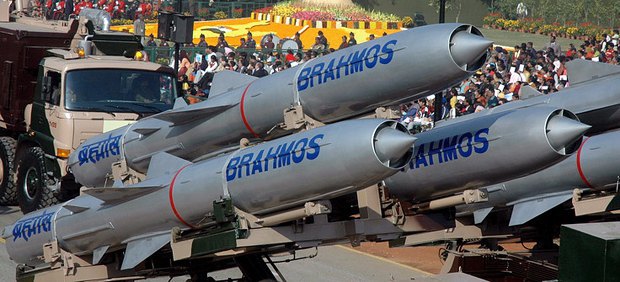 Ракетные комплексы Brahmos во время парада на честь Дня Республики в Нью-Дели, Индия.