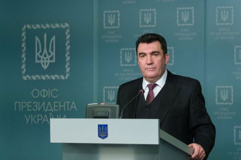 Данілов і Баканов відповіли на слова Авакова про те, що санкційні списки роздавалися "за 5 хвилин до засідання"