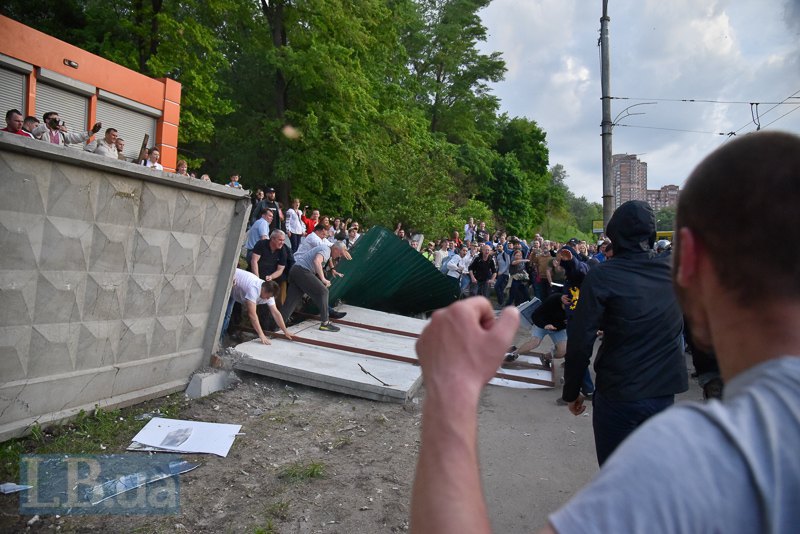 Активісти зносять паркан у Протасовому Яру, 17 травня 2019.