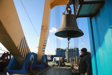 Легендарний плавучий кран "Захарій", який допомагав будувати міст у Запоріжжі, повертається до Туреччини