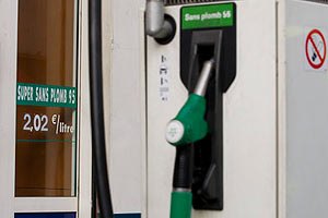 Азаров пообещал стабильные цены на бензин