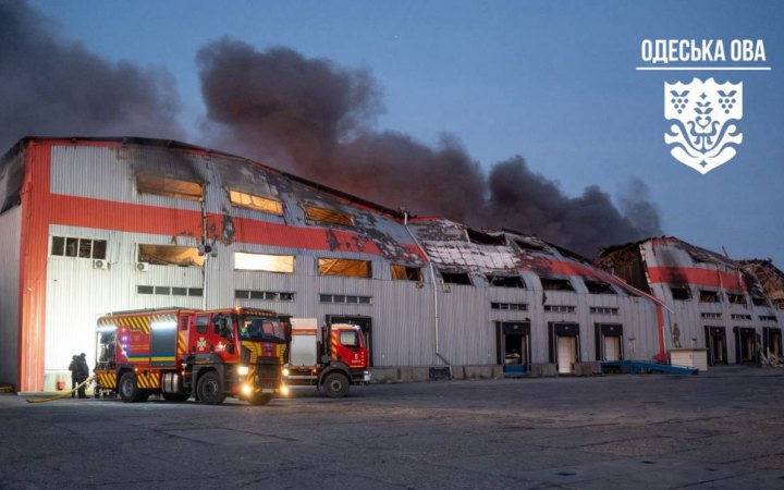 На Одещині через дрони РФ горів склад із побутовою технікою