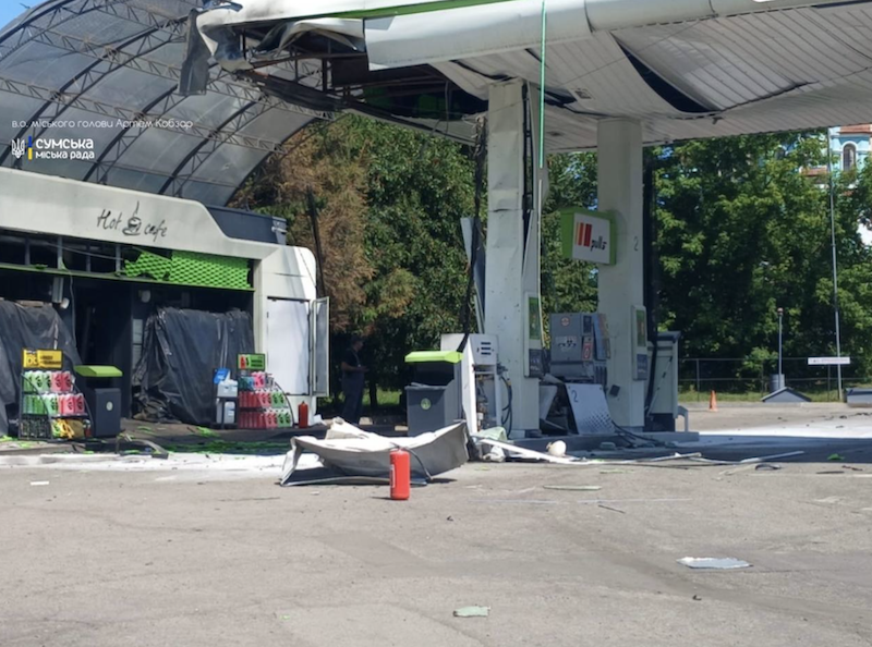 АЗС, що постраждала від другого удару ворога по району