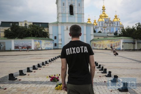 В Киеве почтили память 49 военных, погибших при крушении Ил-76 под Луганском 