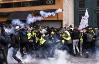 На акции "желтых жилетов" в Париже задержали более 100 людей