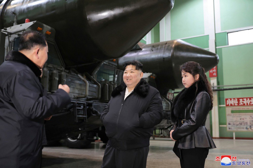 Кім Чен Ин разом з донькою Чжу-Е на заводі з виробництва ракетних установок