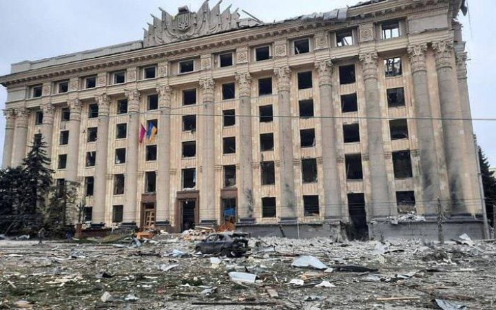 Зруйновану російськими ракетами будівлю Харківської ОДА законсервували