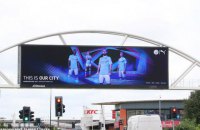 "Манчестер Сити" разместил возле "Олд Траффорд" провокационный баннер: "Это наш город"