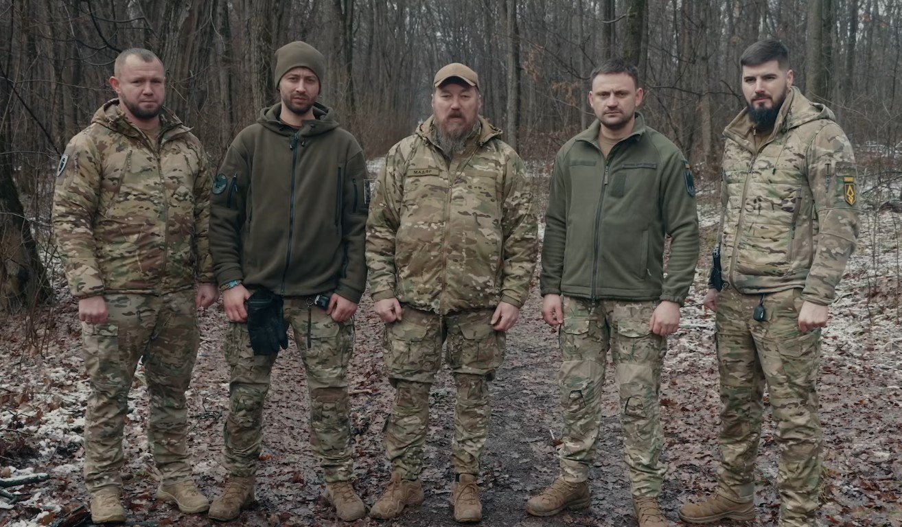 Лінія дронів: командири&nbsp;полку «ФЕНІКС»,&nbsp;20 полку «К-2»,&nbsp;окремої 414 бригади «Птахи Мадяра»,&nbsp;427 полку
«РАРОГ»,&nbsp;429 полку «Ахіллес»