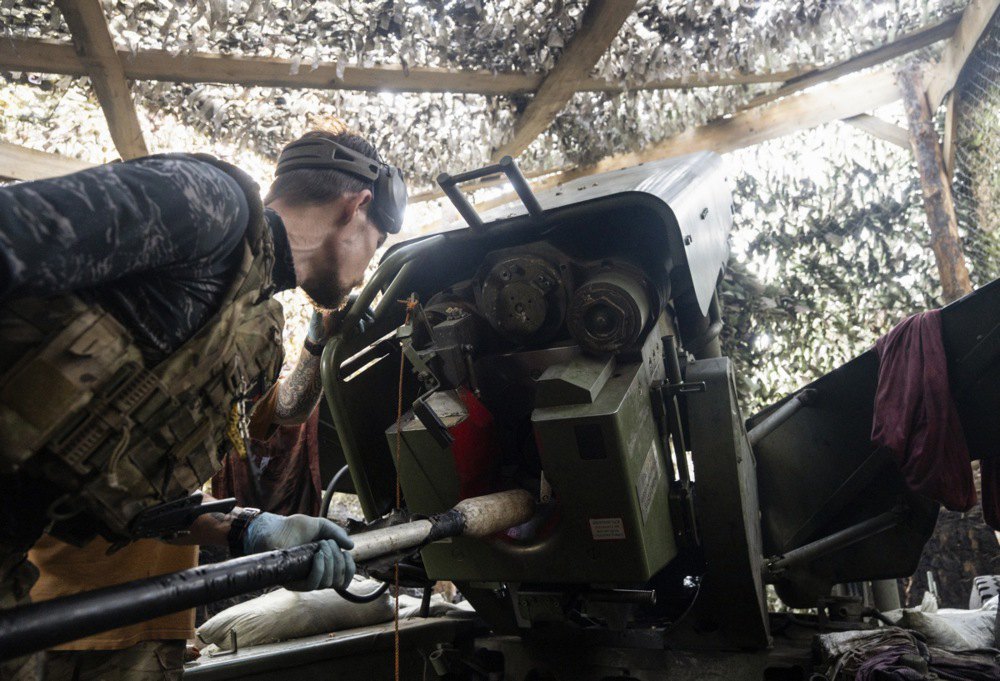 Військовослужбець бригади «Азов» НГУ заряджає самохідну гаубицю «Богдана» в Донецькій області, 12 серпня 2026 року.
