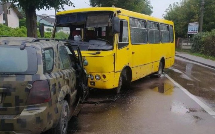 Семеро людей постраждали в ДТП за участю маршрутки та легковика на Львівщині (оновлено)