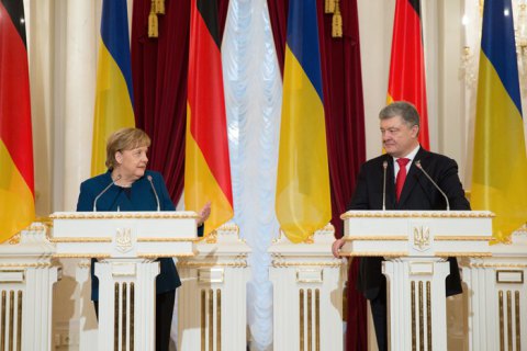 Меркель выступила за продление антироссийских санкций ЕС