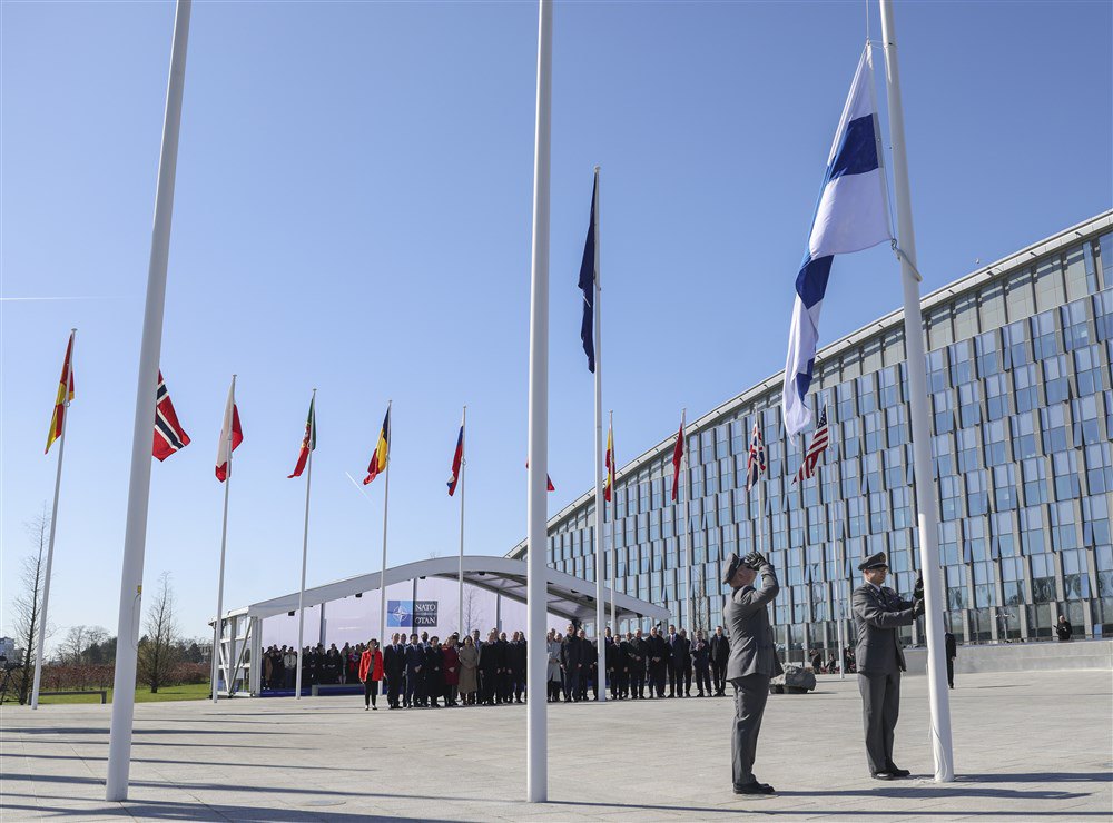 Церемонія підняття прапора з нагоди вступу Фінляндії під час зустрічі міністрів закордонних справ НАТО в Брюсселі, 4 квітня 2023 р.