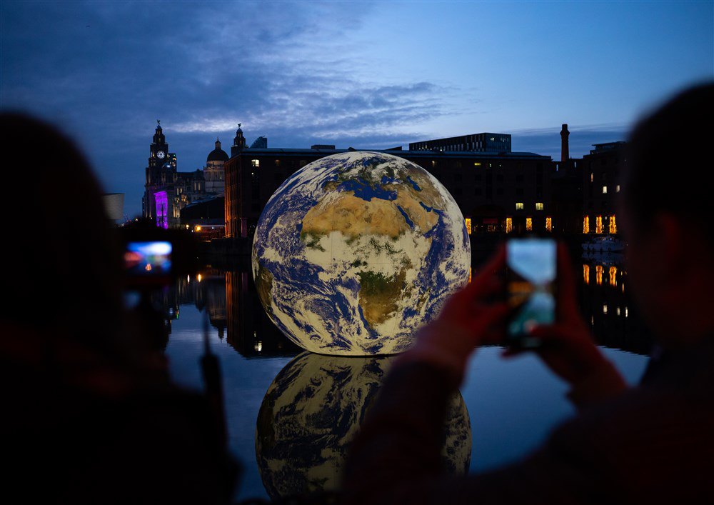 10-метрова інсталяція «Плаваюча Земля» художника Люка Джеррамау супроводі саундтрека композитора Дена Джонса була встановлена у Ліверпулі, приурочена пісенному конкурсу Євробачення у Великобританії, 28 квітня 2023 року. 