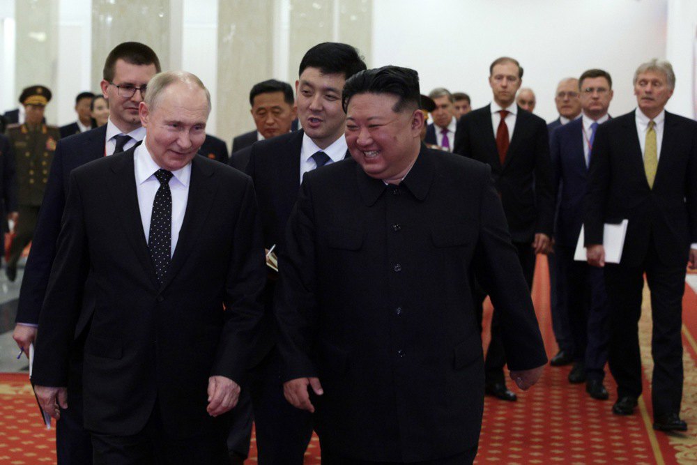 Путін і Кім Чен Ин прибувають на гала-концерт на честь візиту російського лідера, Пхеньян, 19 червня 2024 р. 