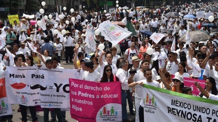 Активисты-католики во время акции против легализации однополых браков в Гвадалахаре, Мексика, 10 сентября 2016.
